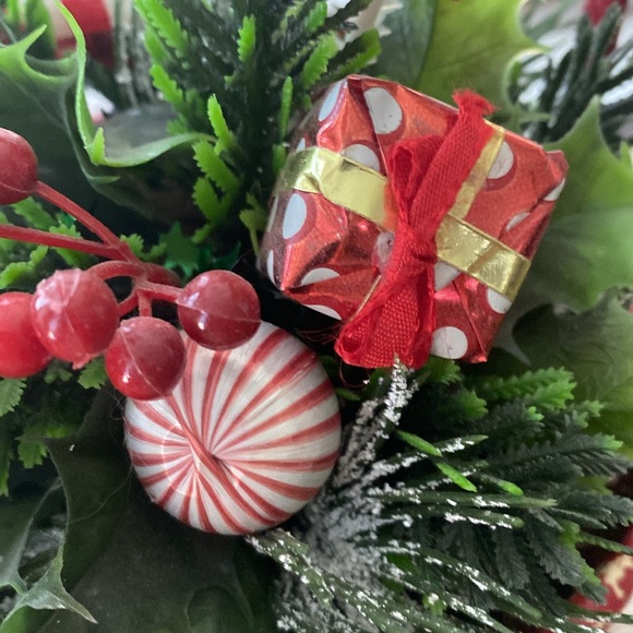 Vintage Christmas Basket With Flocked Santa - Picture 8 of 9
